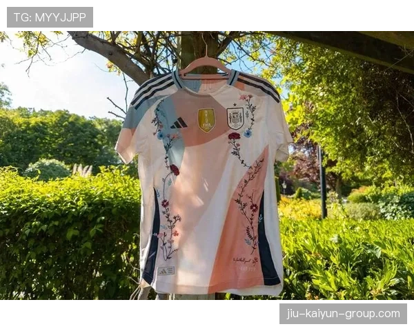 俱乐部与知名品牌合作 推出限量纪念款球衣，有纪念意义的球衣号码